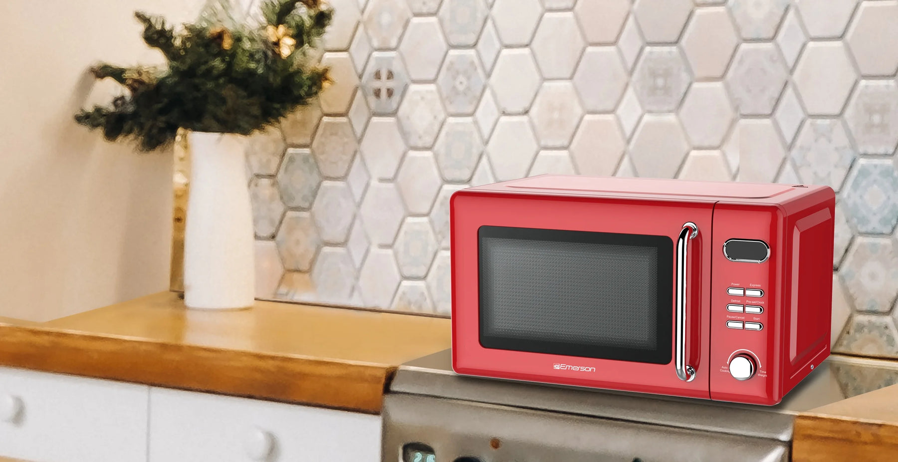Emerson 0.7 cu ft, 700W Red Retro Countertop Microwave Oven, MWR7020RD - Product image 9